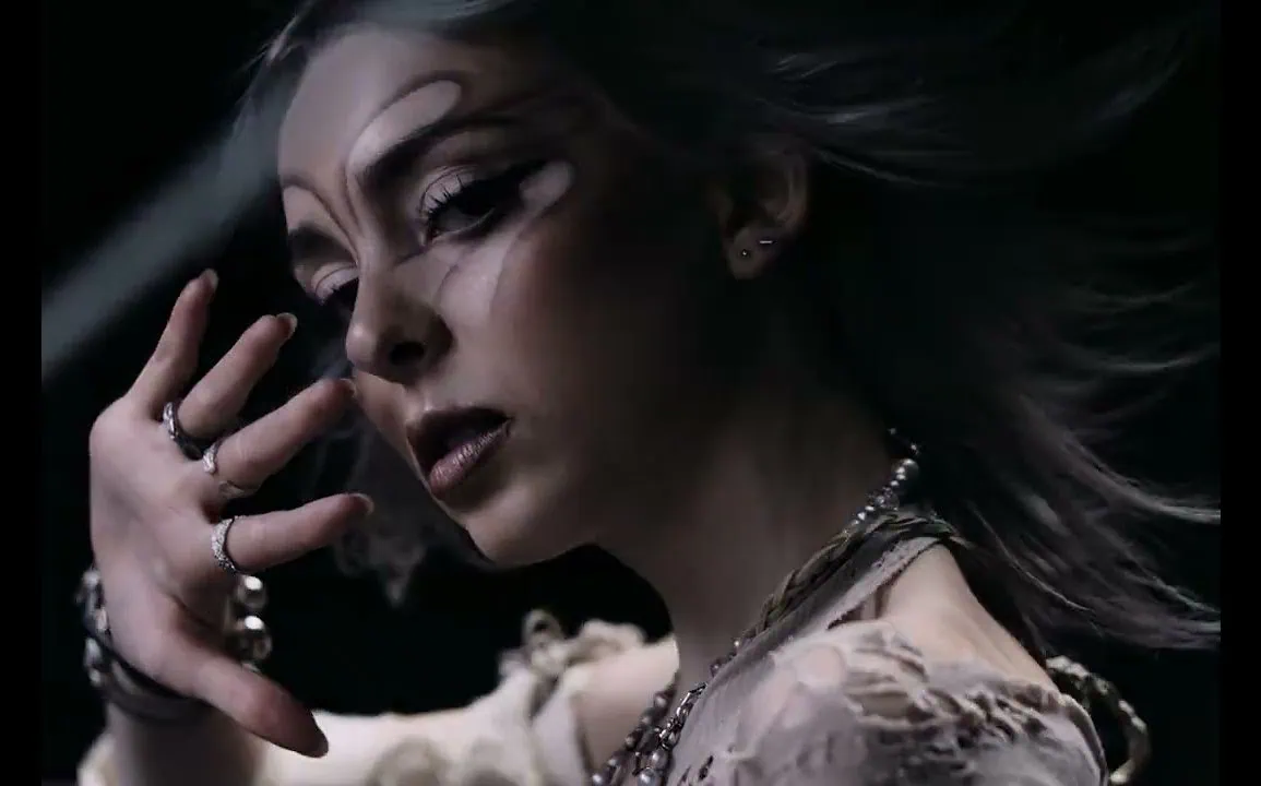 Sophie Powers et le message de spiderwebs – Clip