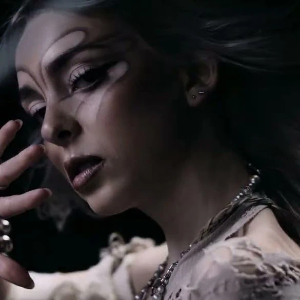 Sophie Powers et le message de spiderwebs – Clip