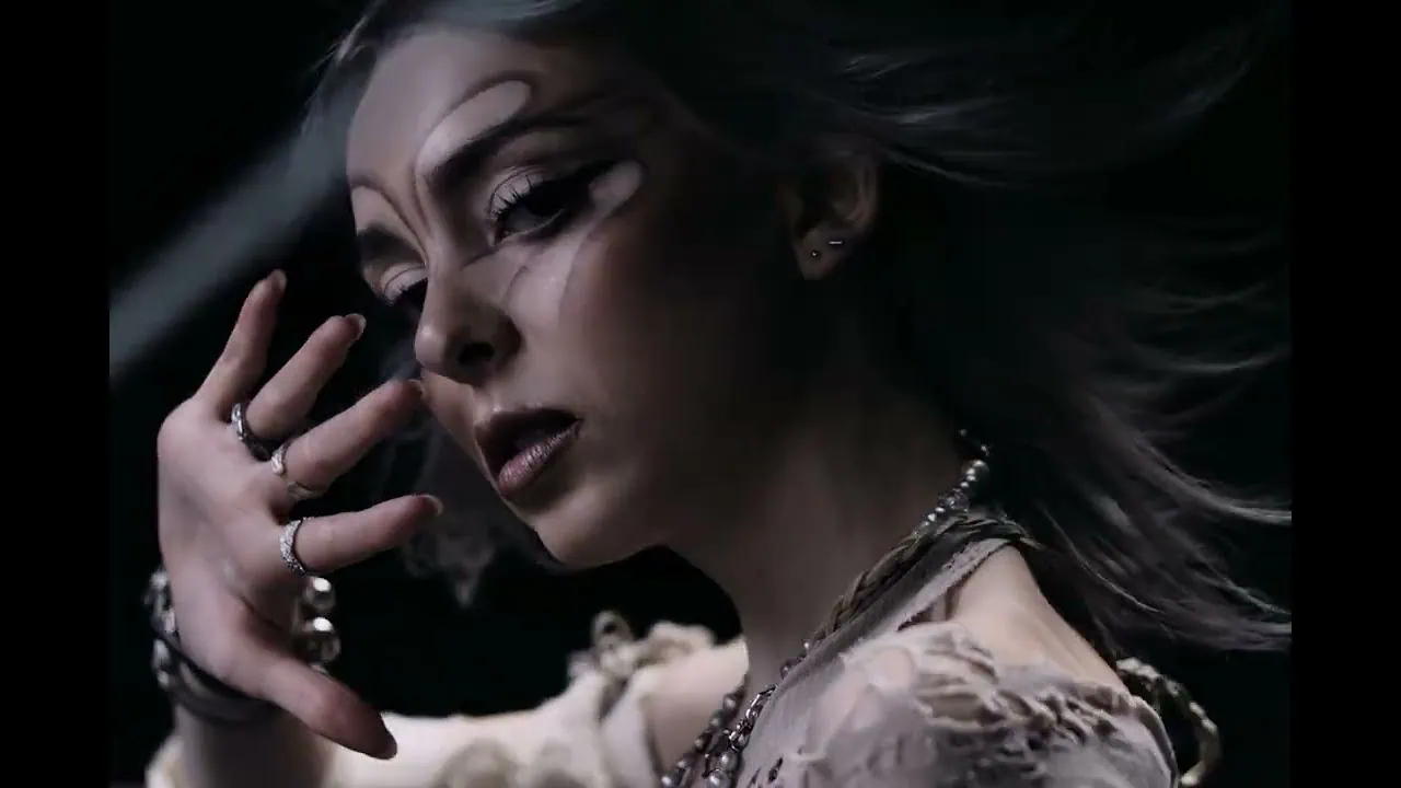 Sophie Powers et le message de spiderwebs – Clip