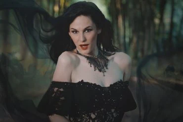 Phantom Of War : Le nouveau single de Dianne van Giersbergen