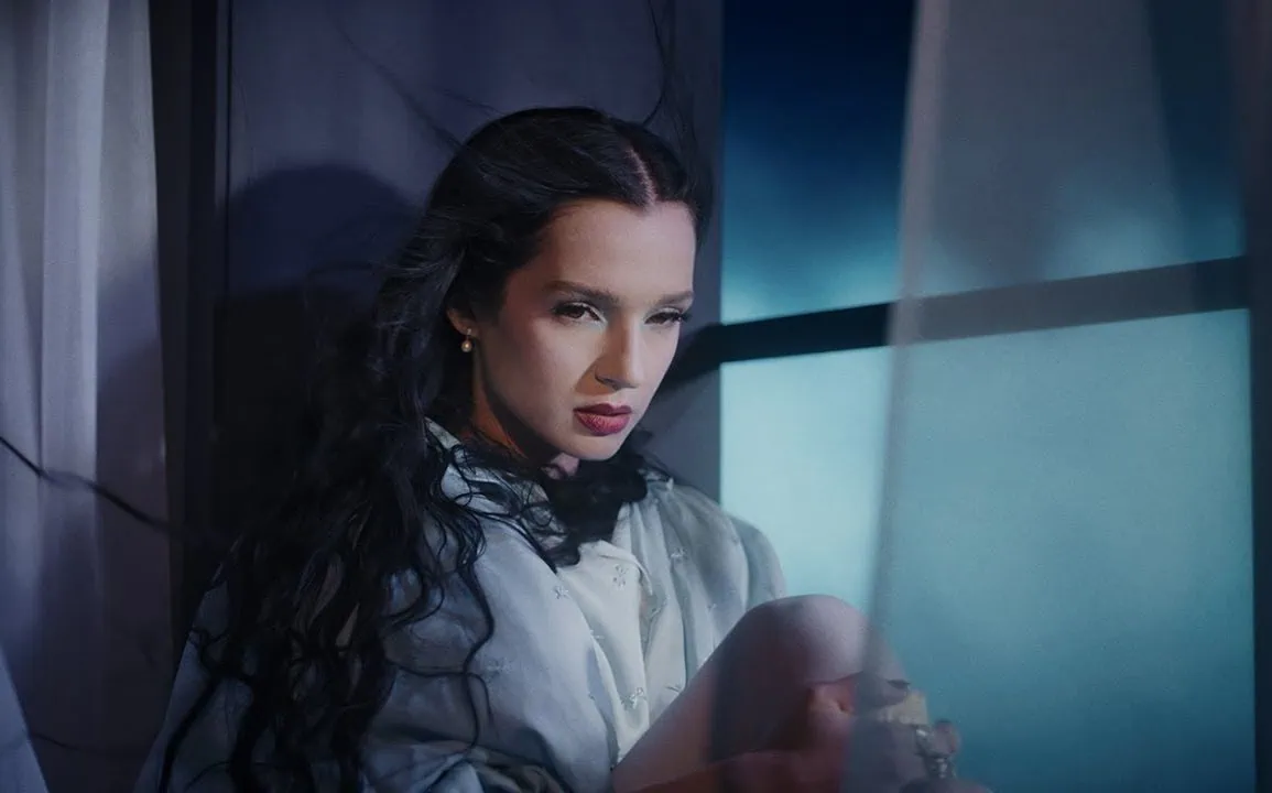 Poppy présente son nouveau single Unravel