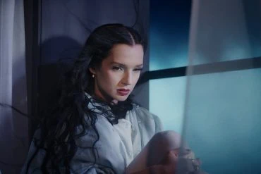 Poppy présente son nouveau single Unravel