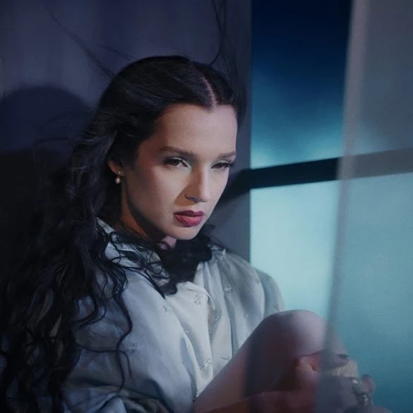 Poppy présente son nouveau single Unravel