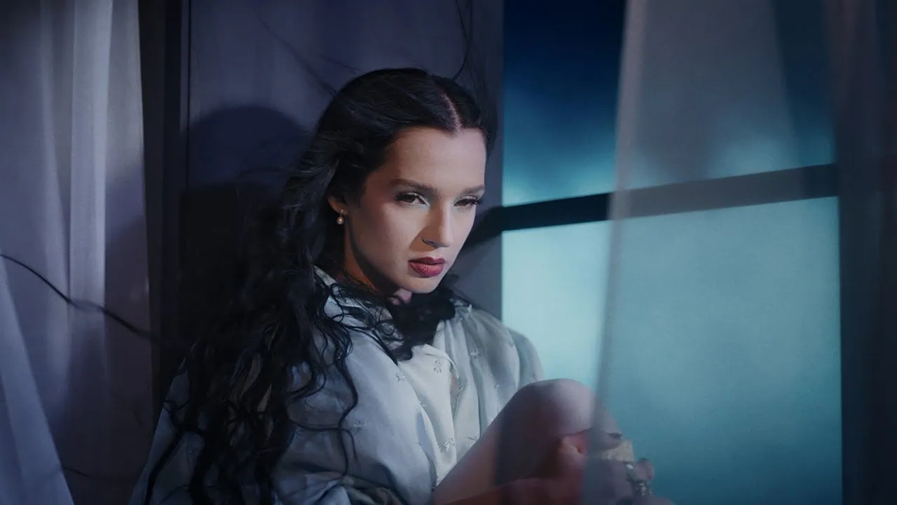 Poppy présente son nouveau single Unravel