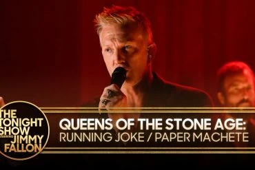 Queens Of The Stone Age en concert sur The Tonight Show – Clip 4 Queens Of The Stone Age en concert sur The Tonight Show – Clip