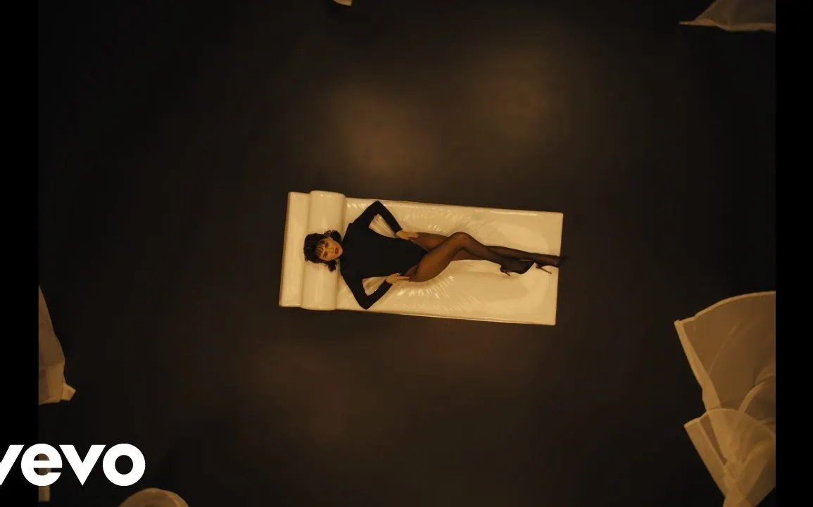 Selena Gomez dévoile le clip de In The Dark pour la bande originale de Nobody Wants This Saison 2