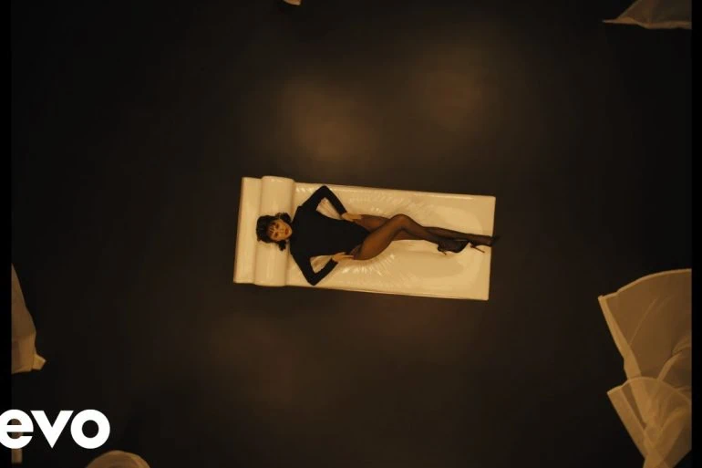 Selena Gomez dévoile le clip de In The Dark pour la bande originale de Nobody Wants This Saison 2 14 Selena Gomez dévoile le clip de In The Dark pour la bande originale de Nobody Wants This Saison 2