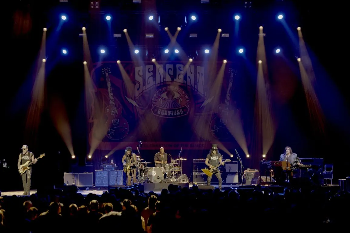 Slash dévoile le single Crossroads Live et son album Live at the S.E.R.P.E.N.T. Festival