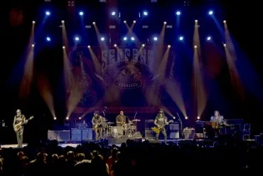 Slash dévoile le single Crossroads Live et son album Live at the S.E.R.P.E.N.T. Festival