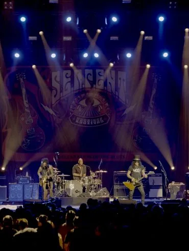 Slash dévoile le single Crossroads Live et son album Live at the S.E.R.P.E.N.T. Festival 20 Slash dévoile le single Crossroads Live et son album Live at the S.E.R.P.E.N.T. Festival