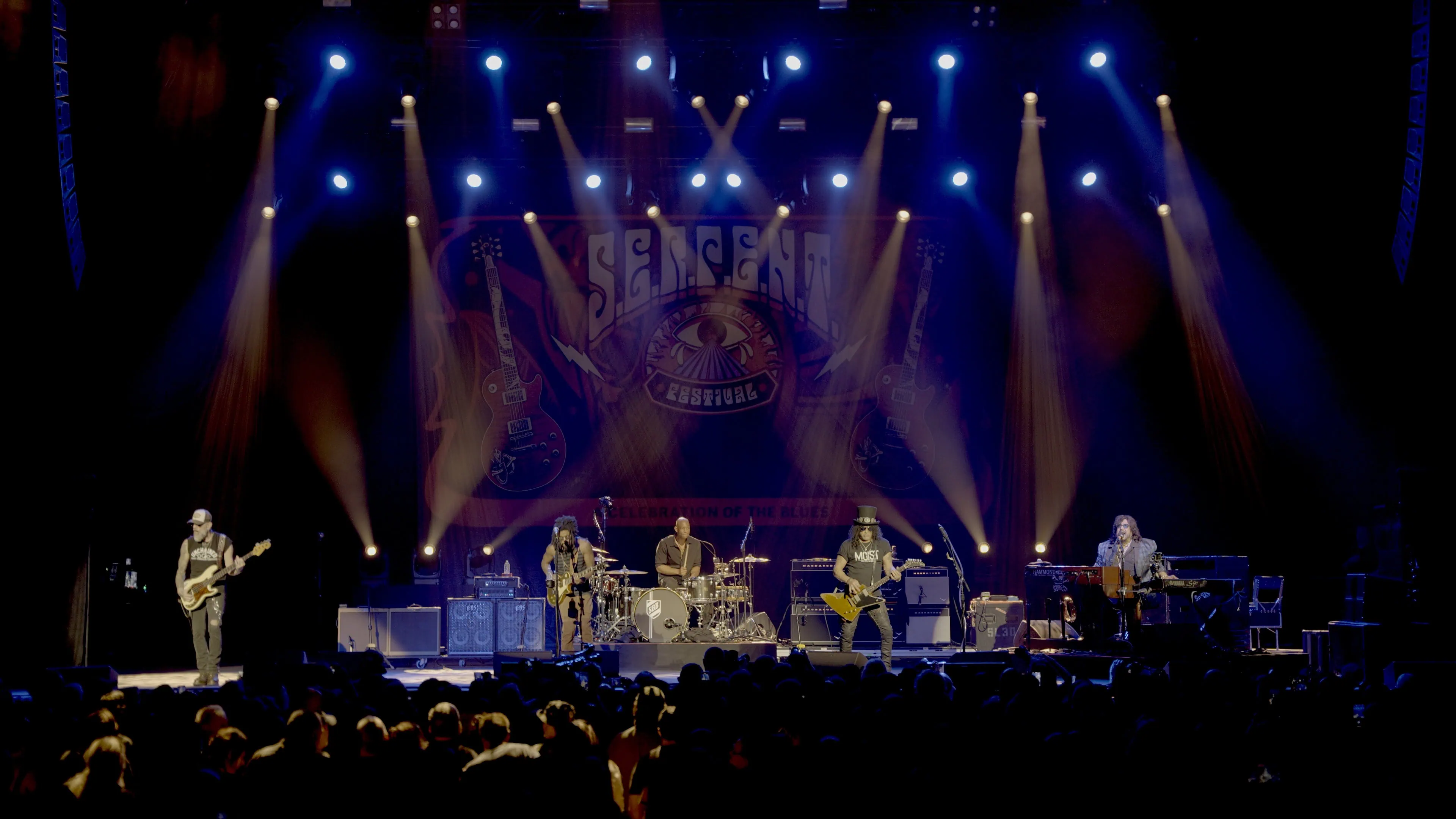 Slash dévoile le single Crossroads Live et son album Live at the S.E.R.P.E.N.T. Festival