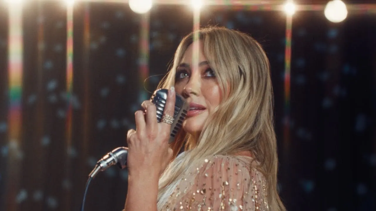 Hilary Duff marque son retour musical avec le single Mature