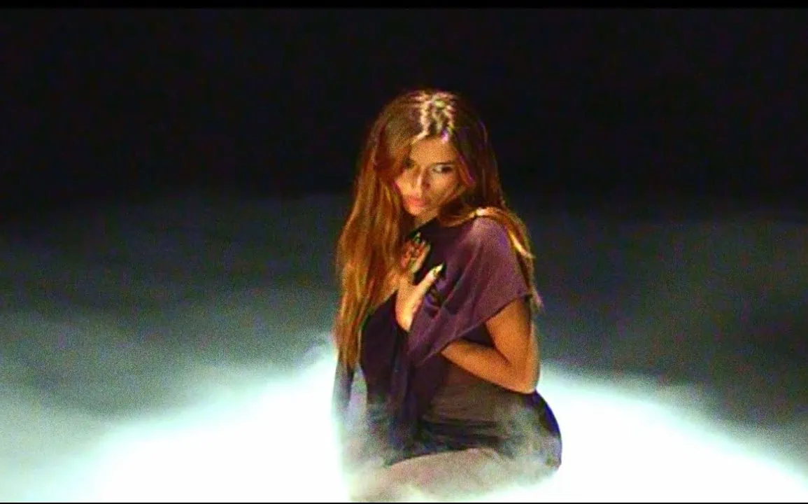 Isïa : Le clip officiel de Plein d'Agrafes