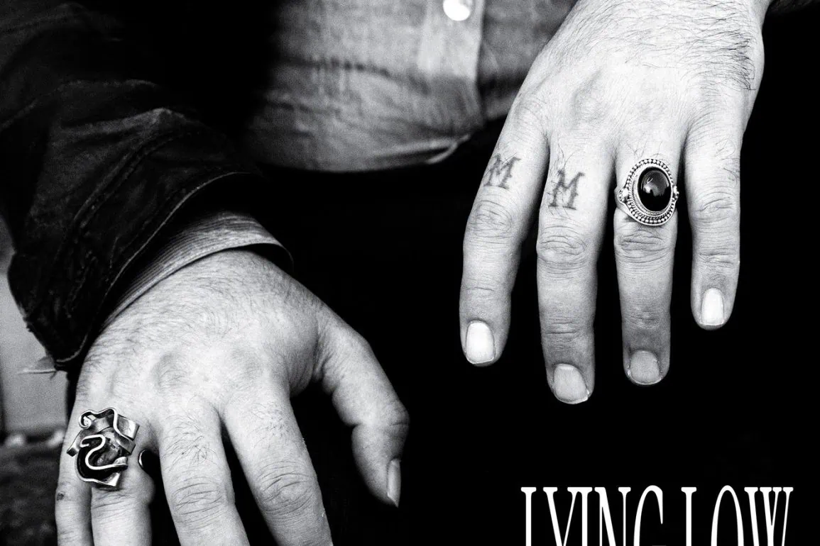 Joseph Martone : « Lying Low », un premier single puissant entre Nick Cave et Calexico