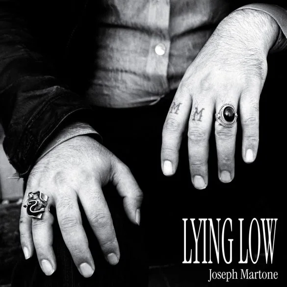 Joseph Martone : « Lying Low », un premier single puissant entre Nick Cave et Calexico