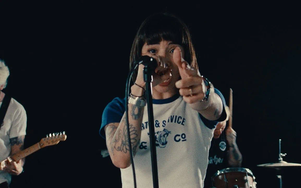 Karen Dió présente le clip de Cut Your Hair