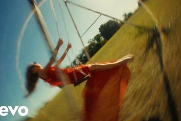 Kelsea Ballerini dévoile le clip de I Sit In Parks, premier extrait de l'EP Mount Pleasant 16 Kelsea Ballerini dévoile le clip de I Sit In Parks, premier extrait de l'EP Mount Pleasant