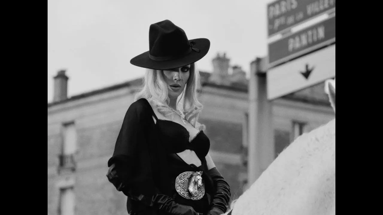 Sam Quealy dévoile le clip de Love Lasso 3 Sam Quealy dévoile le clip de Love Lasso