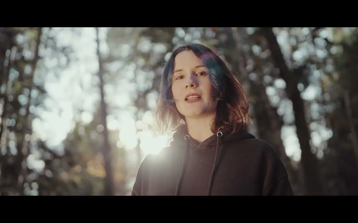 Suzanne Belaubre dévoile le clip de Si je suis un arbre