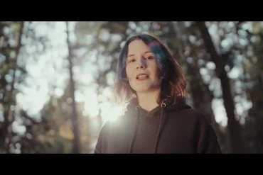 Suzanne Belaubre dévoile le clip de Si je suis un arbre