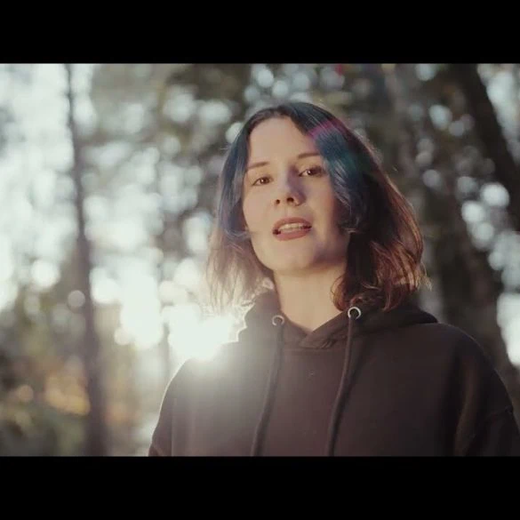 Suzanne Belaubre dévoile le clip de Si je suis un arbre