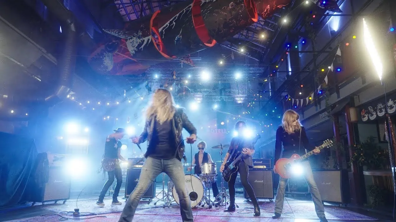 Velveteen Queen : Le clip de Too Far Gone