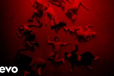 Zélie dévoile le clip de son single Il l'a dit