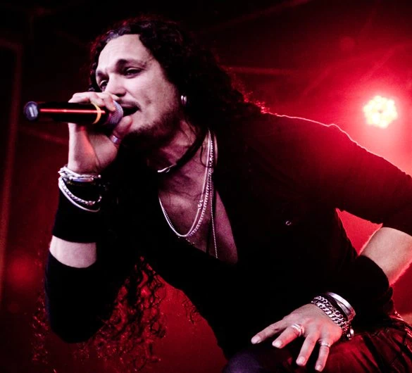 ZP Theart lance sa carrière solo avec le single Dark To Light 2 ZP Theart lance sa carrière solo avec le single Dark To Light