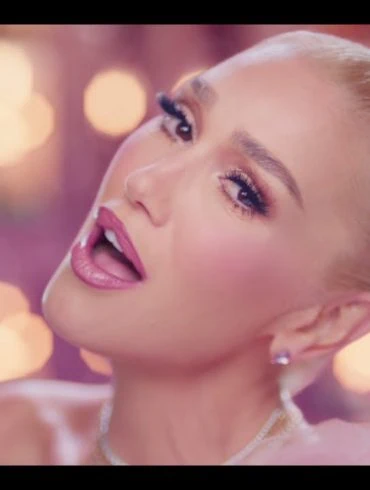 Gwen Stefani dévoile le clip de Shake The Snow Globe 12 Gwen Stefani dévoile le clip de Shake The Snow Globe