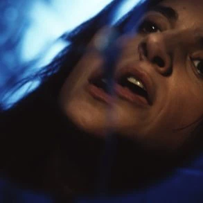 Laura Cox : Le clip The Broken