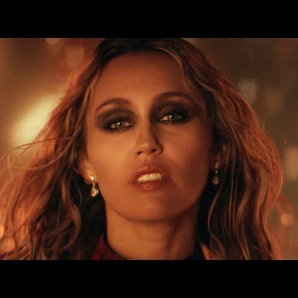 Miley Cyrus Dream As One Avatar Fire and Ash (clip vidéo)