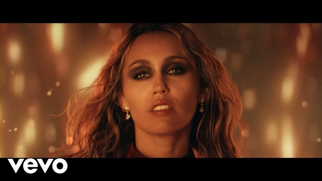 Miley Cyrus Dream As One Avatar Fire and Ash (clip vidéo) 4 Miley Cyrus Dream As One Avatar Fire and Ash (clip vidéo)