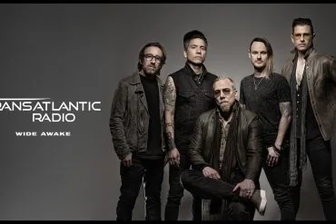 Transatlantic Radio dévoile Wide Awake, extrait de Midnight Transmission