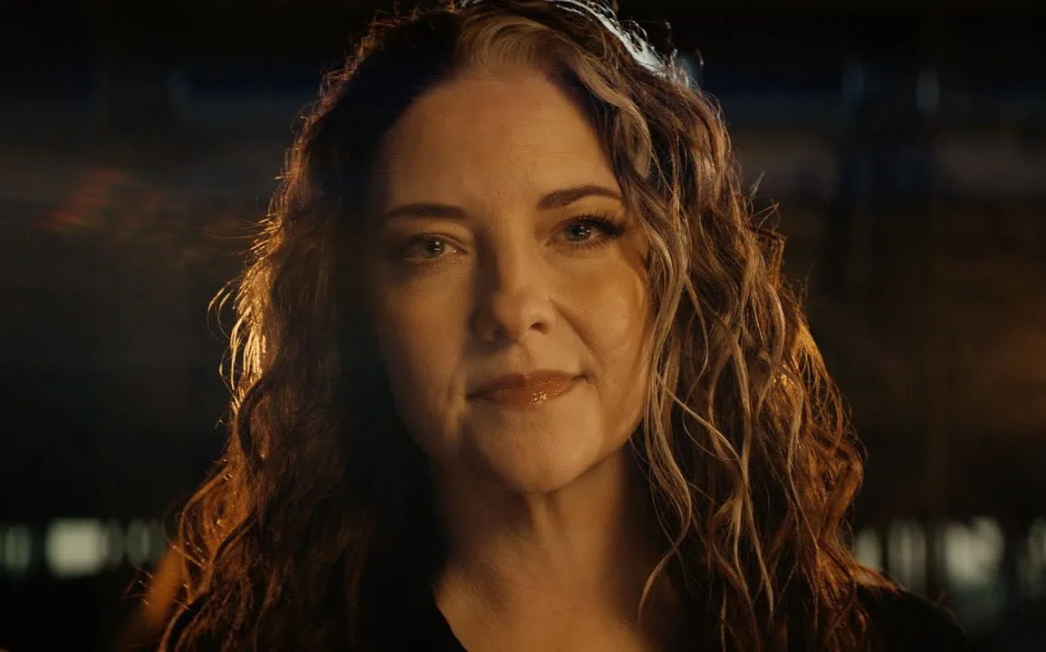 Ashley McBryde dévoile le clip de What If We Don't 1 Ashley McBryde dévoile le clip de What If We Don't