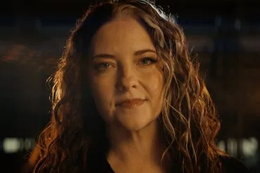 Ashley McBryde dévoile le clip de What If We Don't 17 Ashley McBryde dévoile le clip de What If We Don't