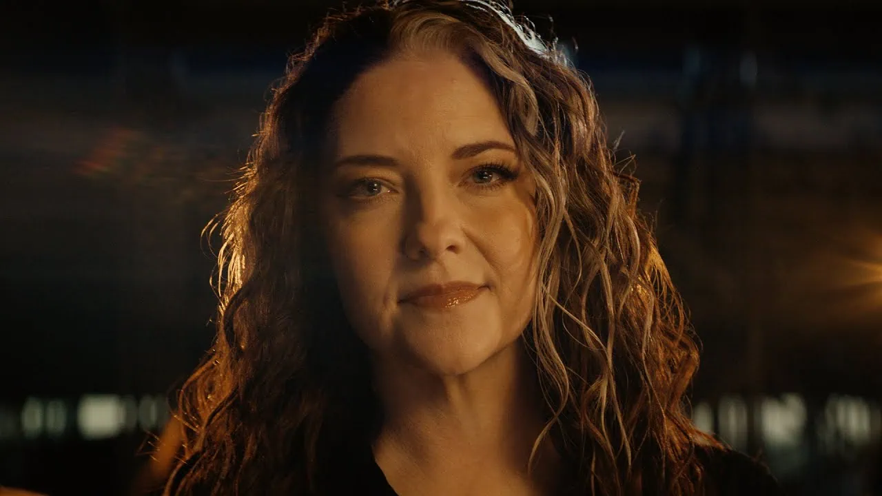 Ashley McBryde dévoile le clip de What If We Don't 4 Ashley McBryde dévoile le clip de What If We Don't