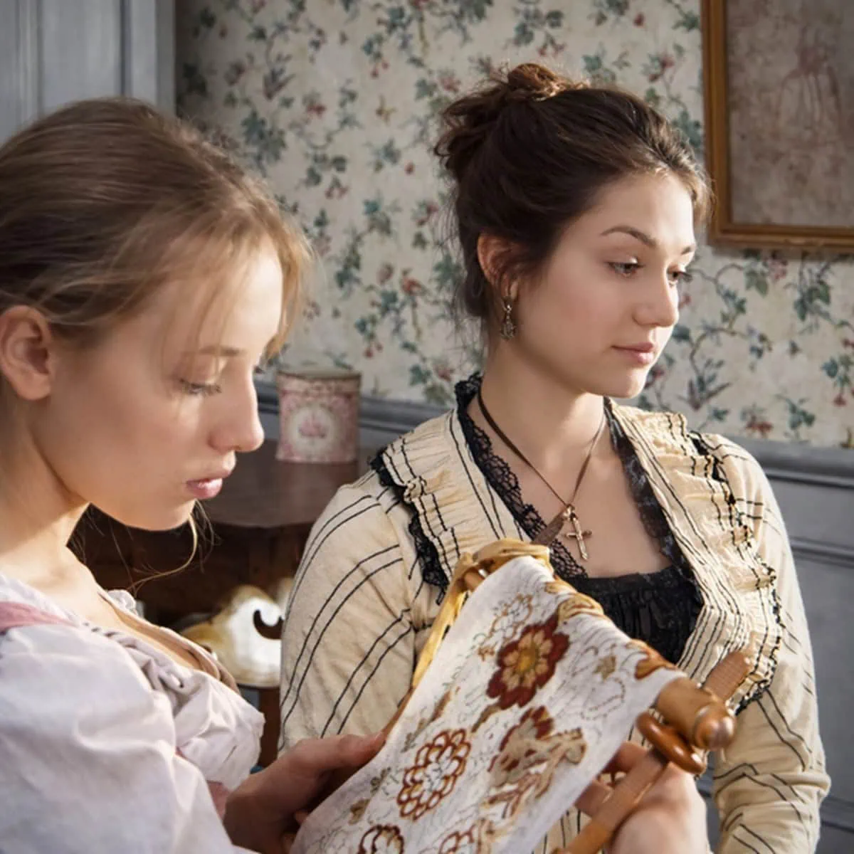 Isild Le Besco et Émilie Dequenne : Les Murs de Notre Maison 5 Isild Le Besco et Émilie Dequenne : Les Murs de Notre Maison