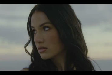 Jessica Baio dévoile SACRED une confession à fleur de peau 11 Jessica Baio dévoile SACRED une confession à fleur de peau