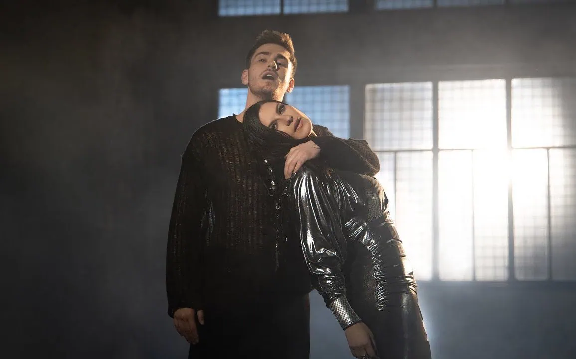 Laura Pausini : La Dernière Chanson (Due Vite), un duo émouvant avec Julien Lieb 1 Laura Pausini : La Dernière Chanson (Due Vite), un duo émouvant avec Julien Lieb