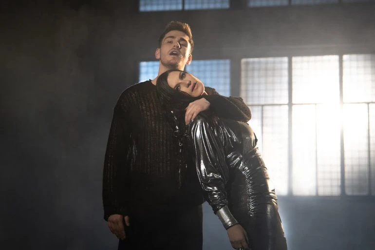 Laura Pausini : La Dernière Chanson (Due Vite), un duo émouvant avec Julien Lieb 6 Laura Pausini : La Dernière Chanson (Due Vite), un duo émouvant avec Julien Lieb