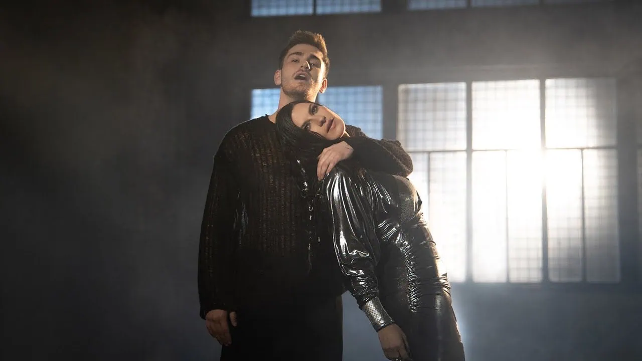 Laura Pausini : La Dernière Chanson (Due Vite), un duo émouvant avec Julien Lieb 4 Laura Pausini : La Dernière Chanson (Due Vite), un duo émouvant avec Julien Lieb