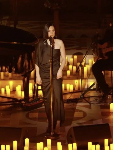 Jessie J submerge avec I'll Never Know Why à l’église St Paul de Covent Garden 12 Jessie J submerge avec I'll Never Know Why à l’église St Paul de Covent Garden