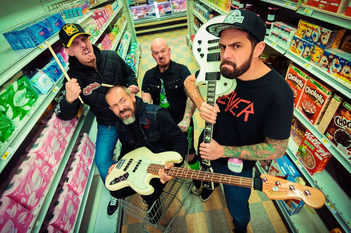 MESS OUT dévoile Crève, un single punk rock engagé 6 MESS OUT dévoile Crève, un single punk rock engagé
