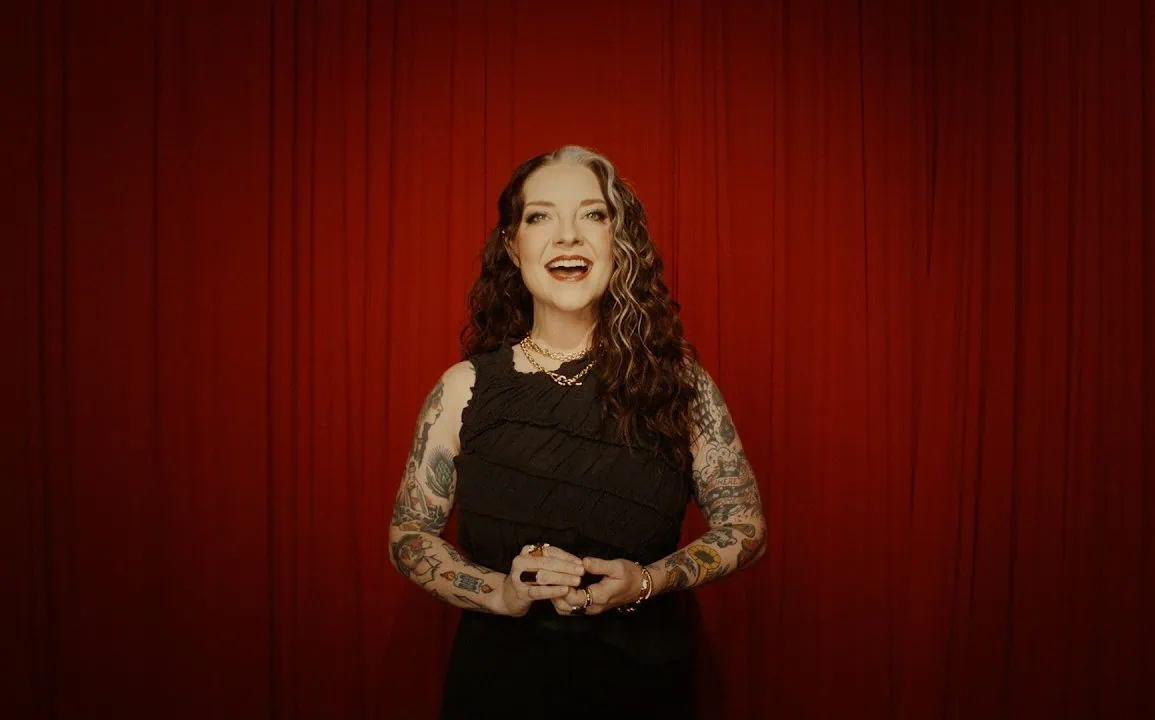 Ashley McBryde sort le clip d'Arkansas Mud 1 Ashley McBryde sort le clip d'Arkansas Mud