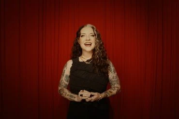 Ashley McBryde sort le clip d'Arkansas Mud 9 Ashley McBryde sort le clip d'Arkansas Mud