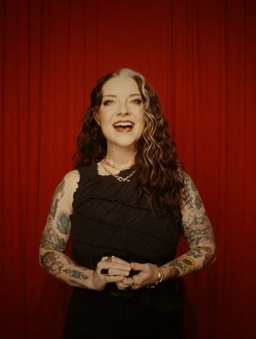 Ashley McBryde sort le clip d'Arkansas Mud 20 Ashley McBryde sort le clip d'Arkansas Mud