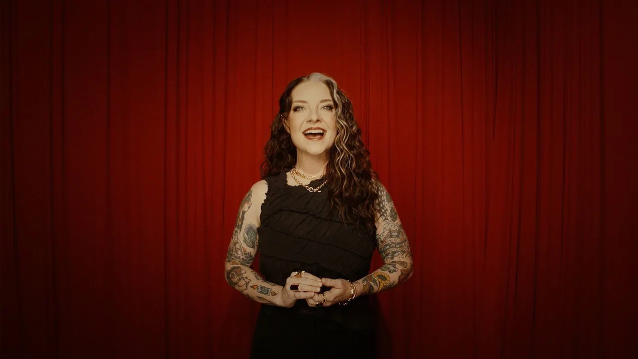 Ashley McBryde sort le clip d'Arkansas Mud 4 Ashley McBryde sort le clip d'Arkansas Mud