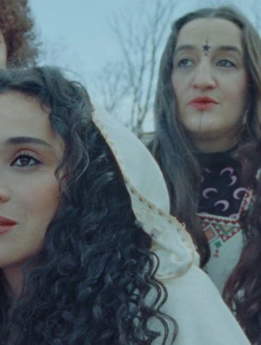 Camélia Jordana dévoile le clip de Que Ma Peau 4 Camélia Jordana dévoile le clip de Que Ma Peau