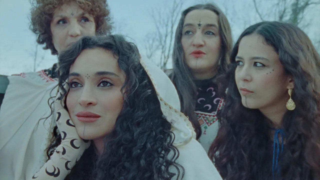 Camélia Jordana dévoile le clip de Que Ma Peau 4 Camélia Jordana dévoile le clip de Que Ma Peau