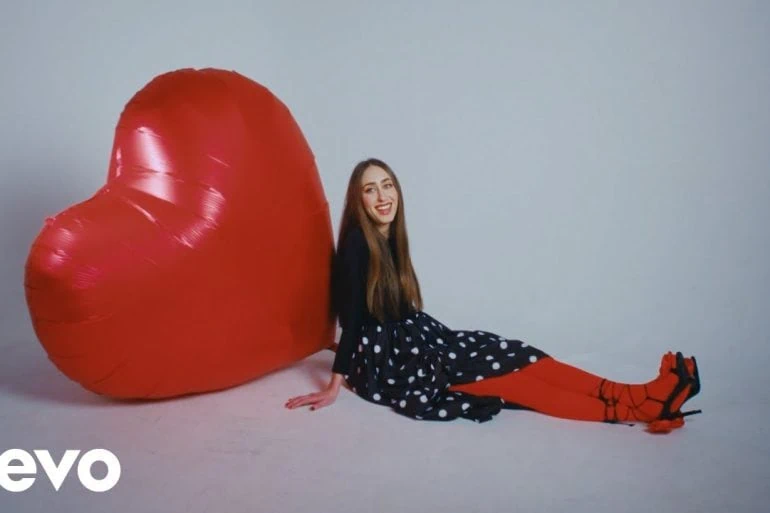 Fleurie dévoile Valentine, un hymne intime inspiré par ses parents 13 Fleurie dévoile Valentine, un hymne intime inspiré par ses parents